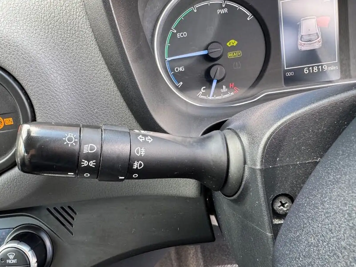 2018-toyota-yaris-15-vvt-i-icon-navi-hybrid-big-35