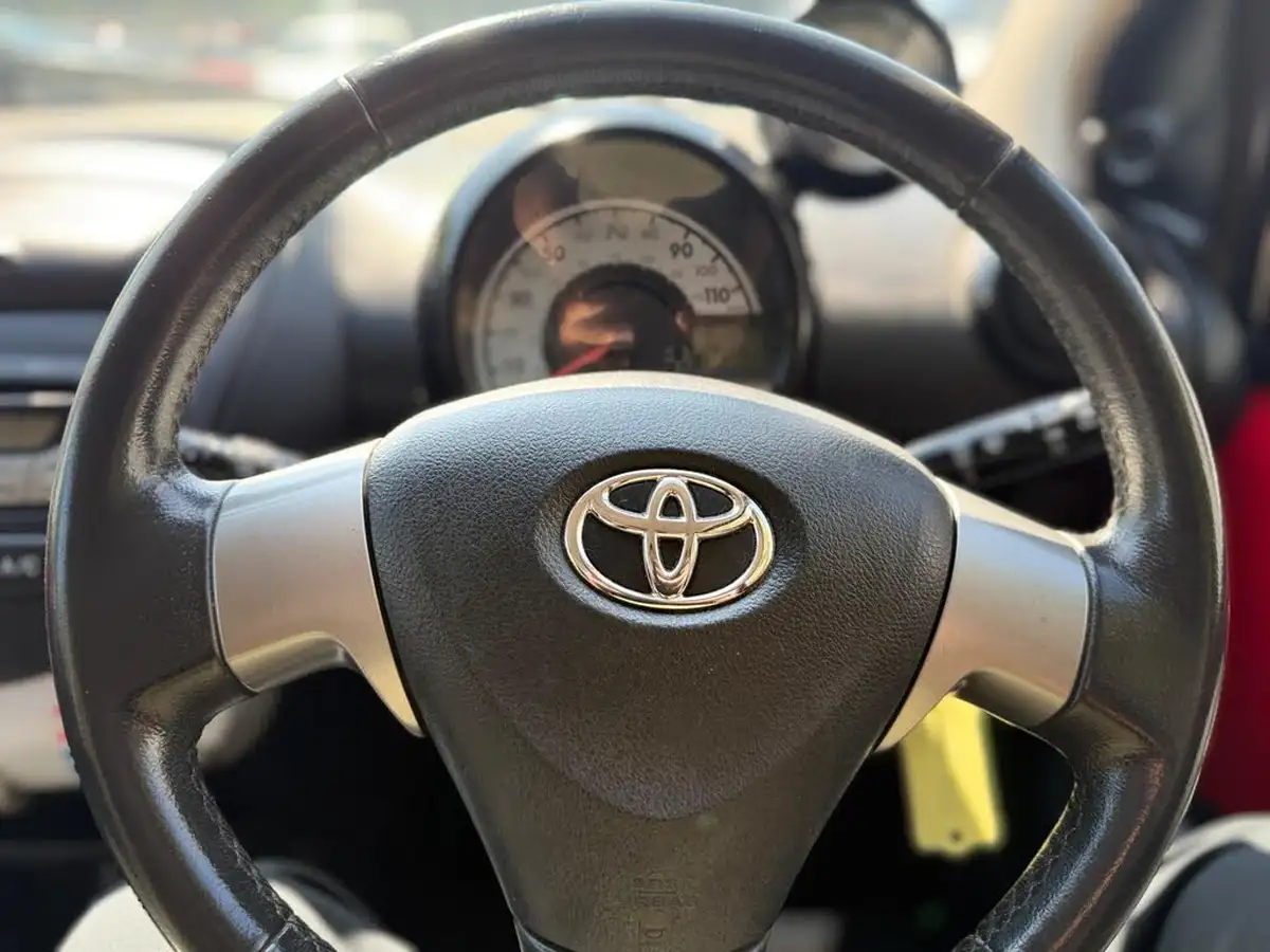 2014-toyota-aygo-10-move-5d-big-21
