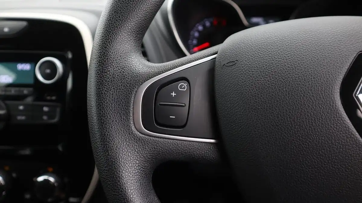 2020-renault-captur-09-tce-play-big-22