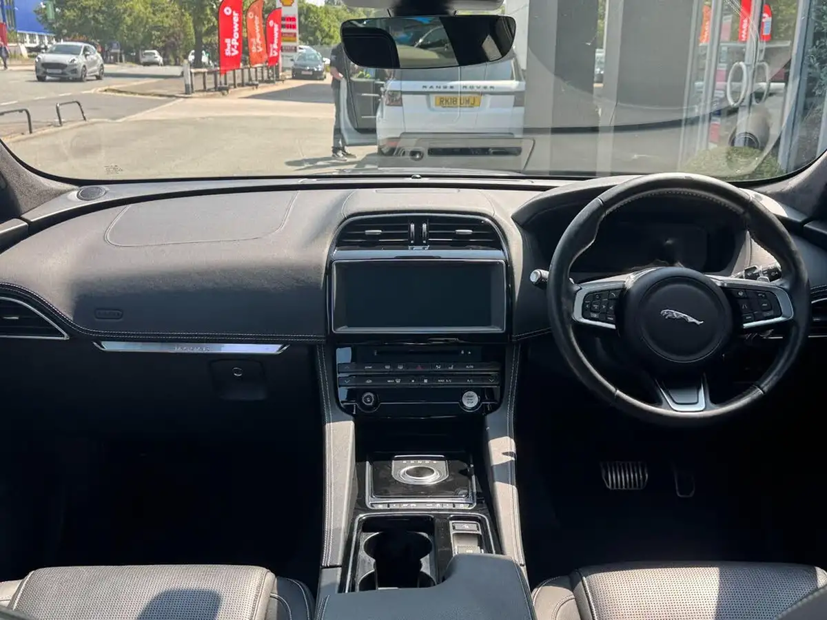 2020-jaguar-f-pace-20-i4d-chequered-flag-180ps-big-9
