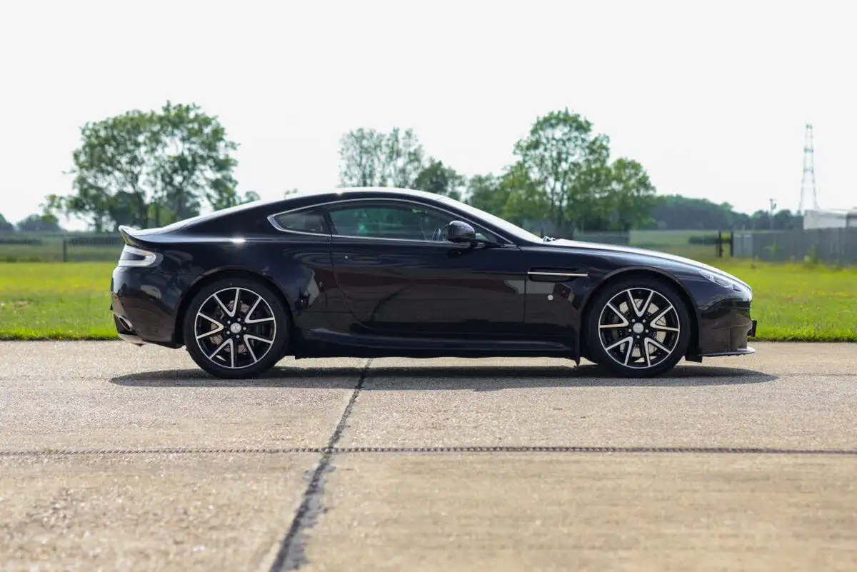 2013-aston-martin-vantage-47-coupe-big-7