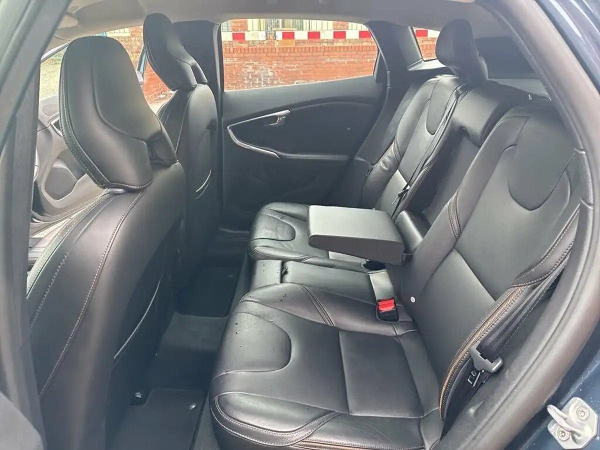 2018-volvo-v40-20td-d2-cross-country-pro-big-20