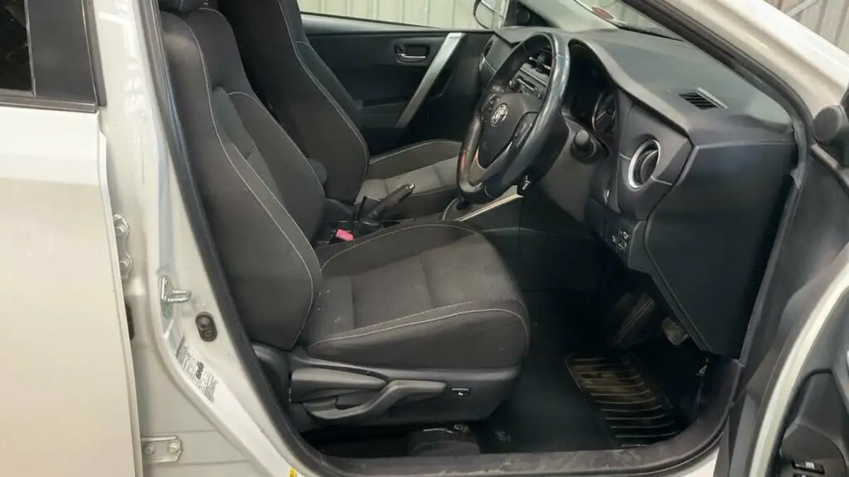 2014-toyota-auris-18-vvt-i-hsd-icon-plus-hatchback-big-10