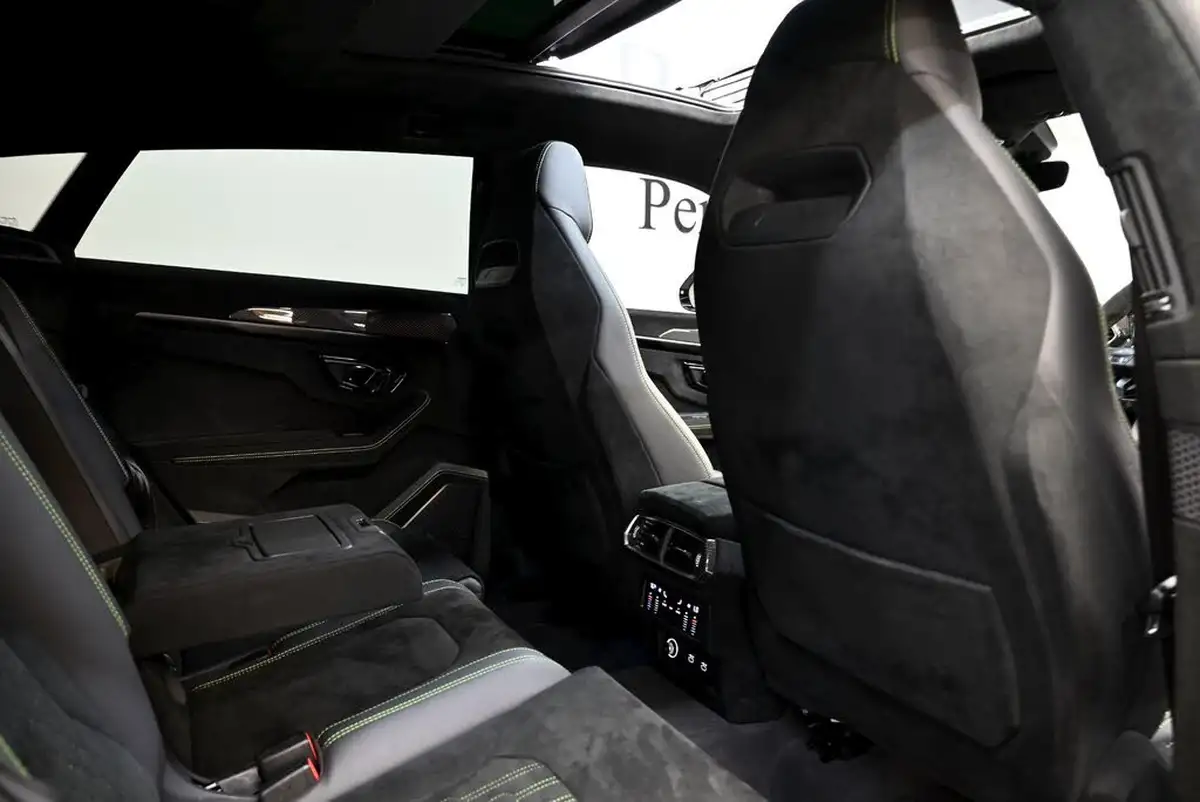 2023-lamborghini-urus-40-no-trim-big-23