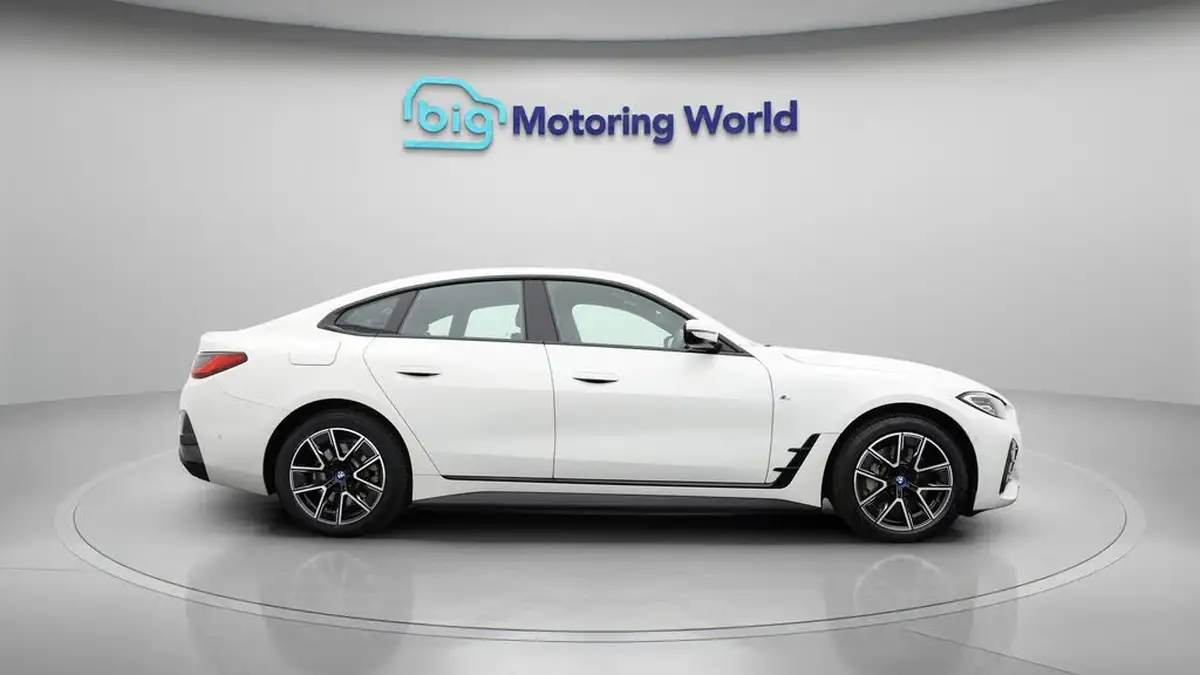 2022-bmw-i4-e-edrive40-m-sport-big-8