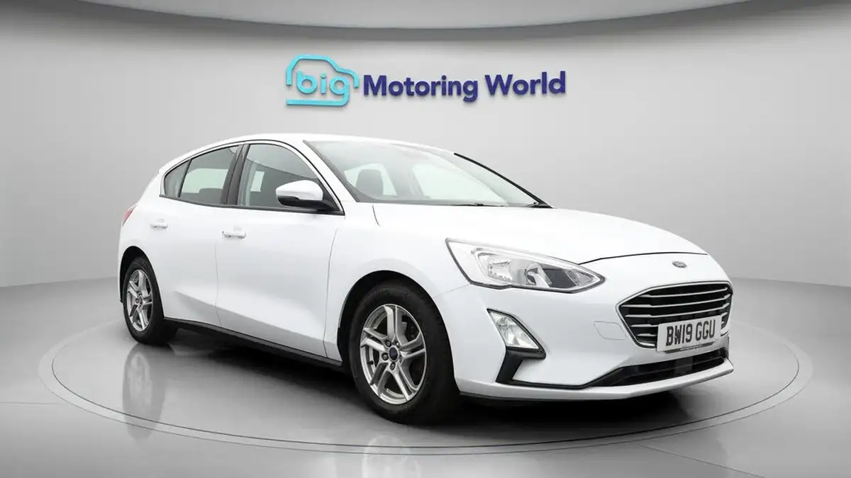 2019-ford-focus-15-zetec-120ps-hatchback-big-1