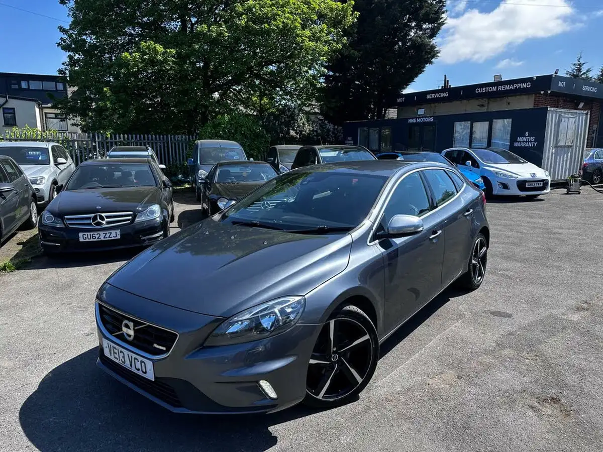 2013-volvo-v40-16td-d2-r-design-big-0