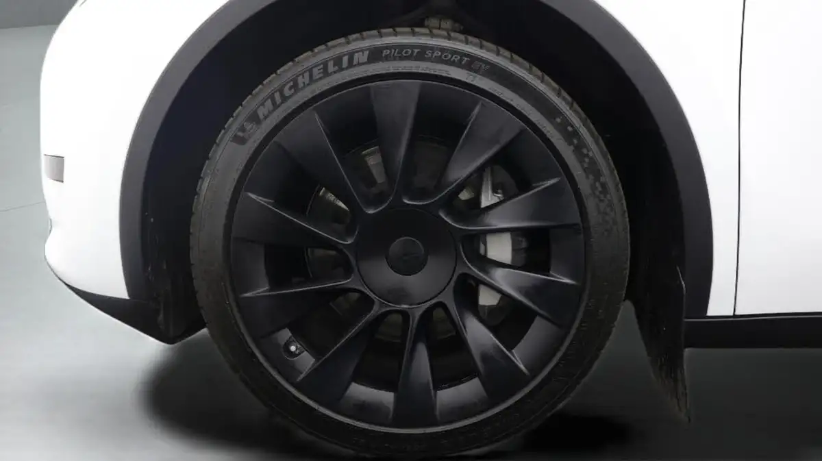 2023-tesla-model-y-e-rwd-big-18