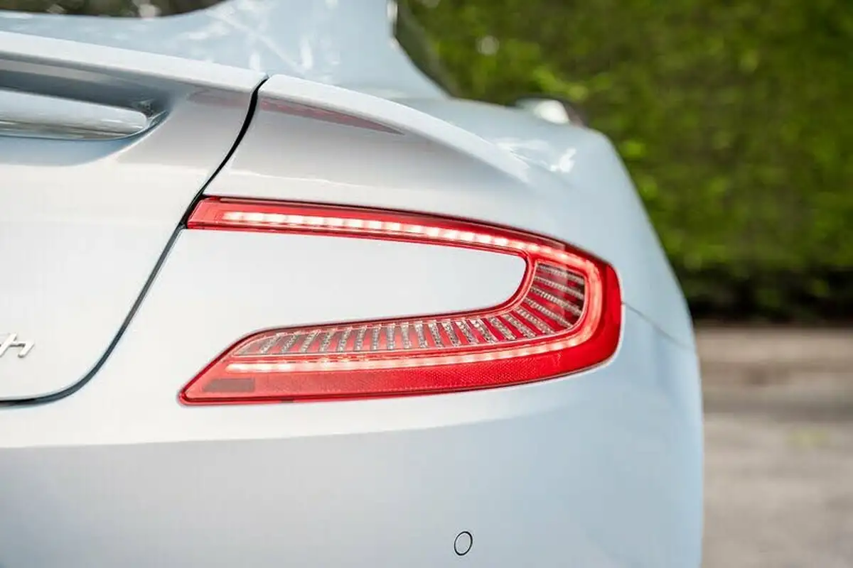 2015-aston-martin-vanquish-59-22-big-32