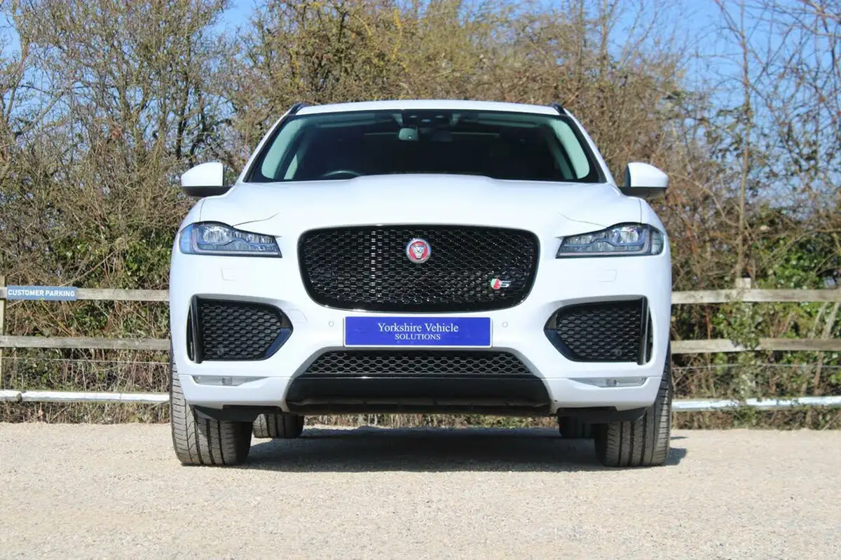 2017-jaguar-f-pace-30-v6-sc-s-30-big-39