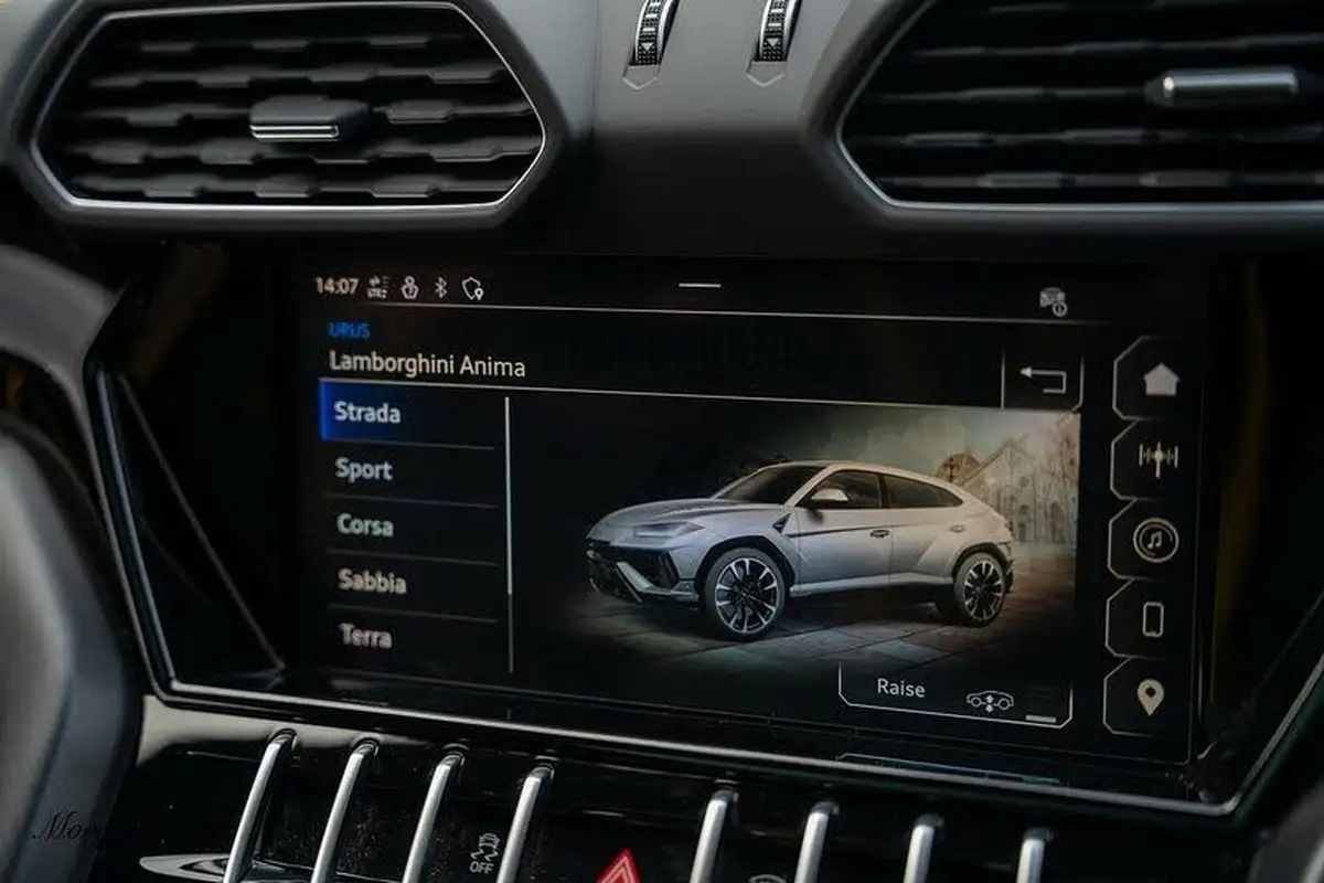 2023-lamborghini-urus-40-no-trim-big-56