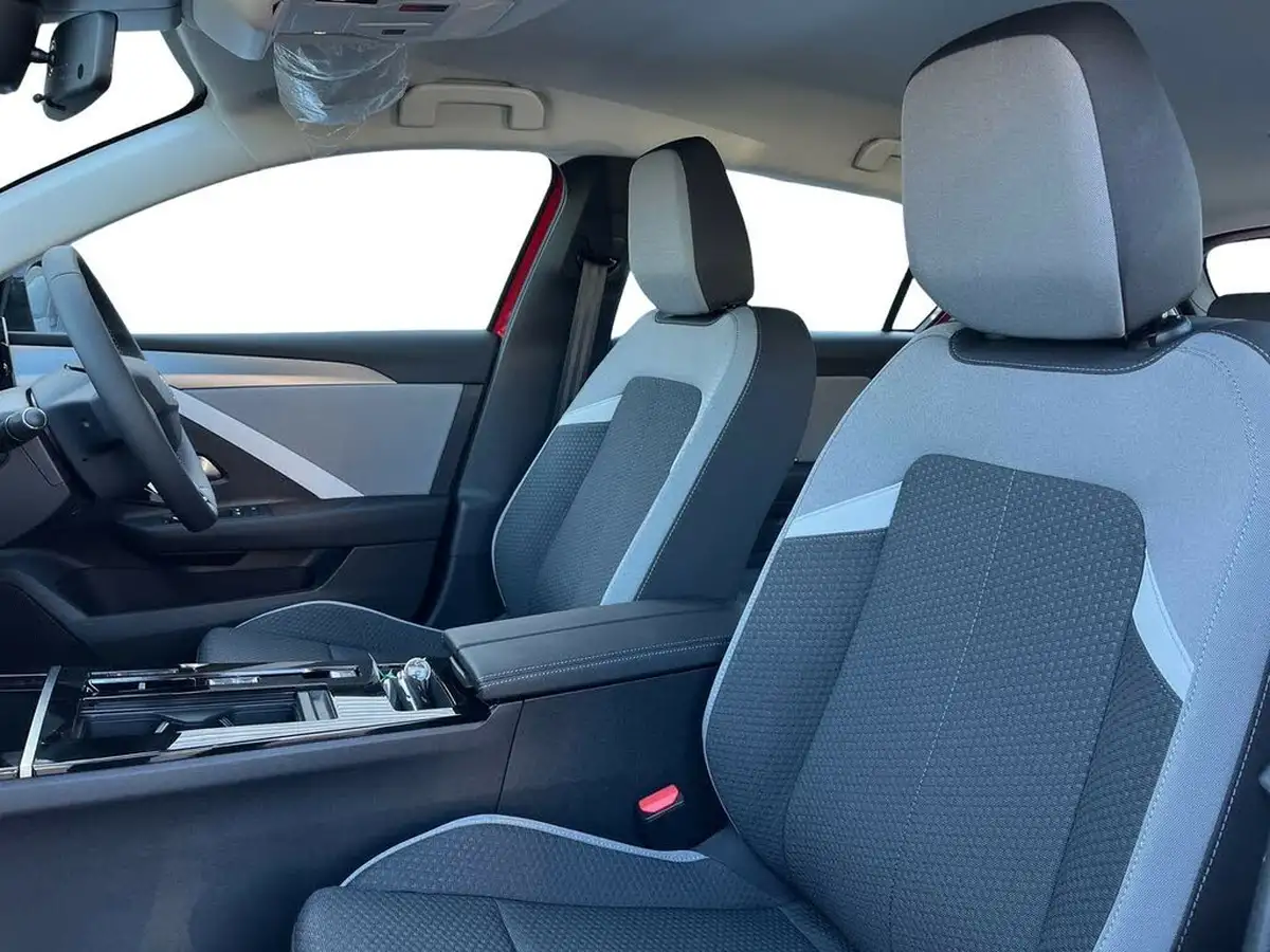 2024-vauxhall-astra-e-design-hatchback-big-8