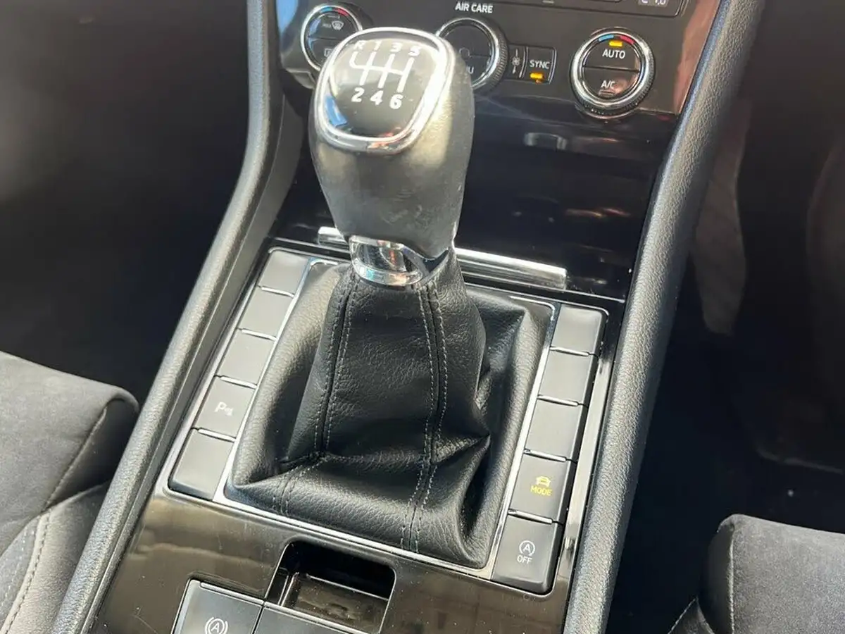 2017-skoda-superb-20tdi-se-technology-hatchback-big-22