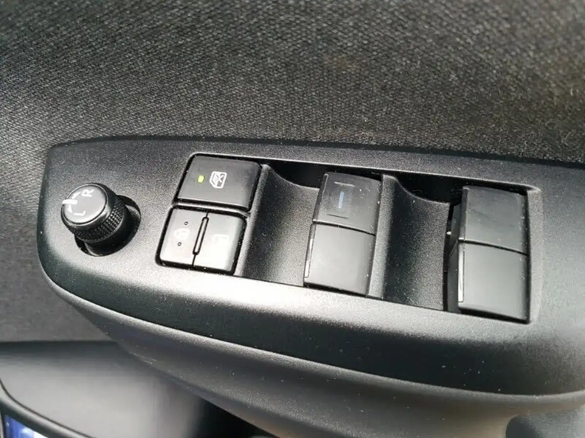 2022-toyota-yaris-cross-15-vvt-i-icon-big-12