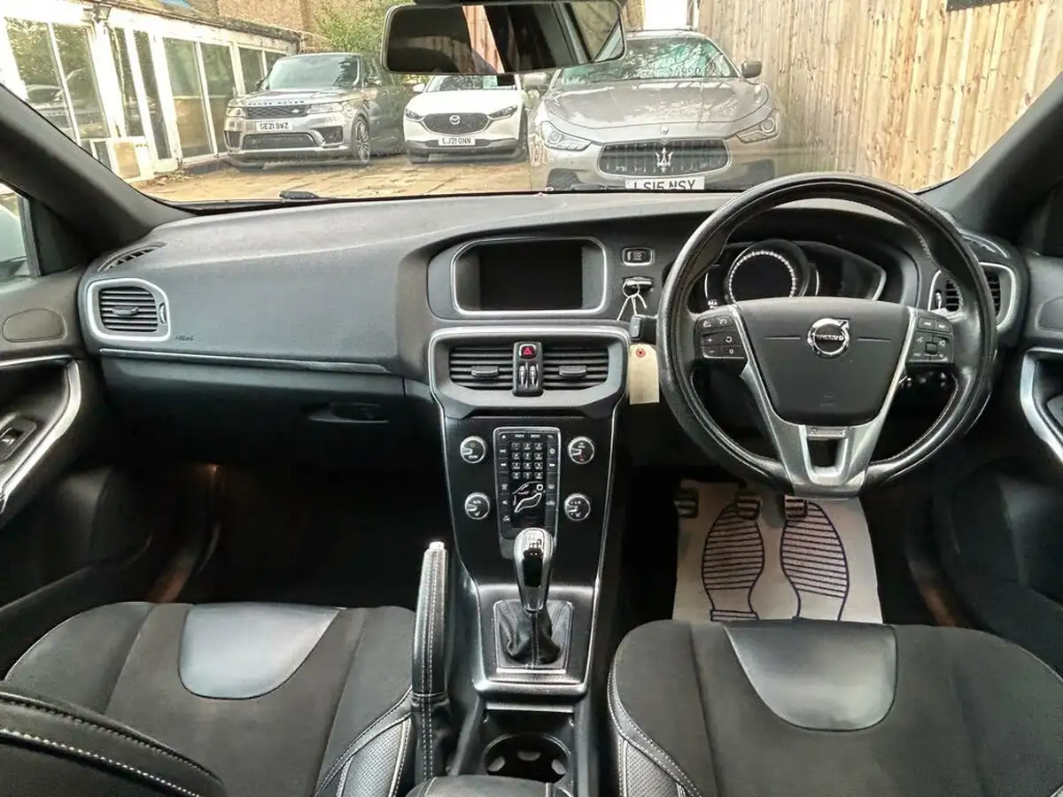 2017-volvo-v40-20td-d3-r-design-nav-plus-big-32