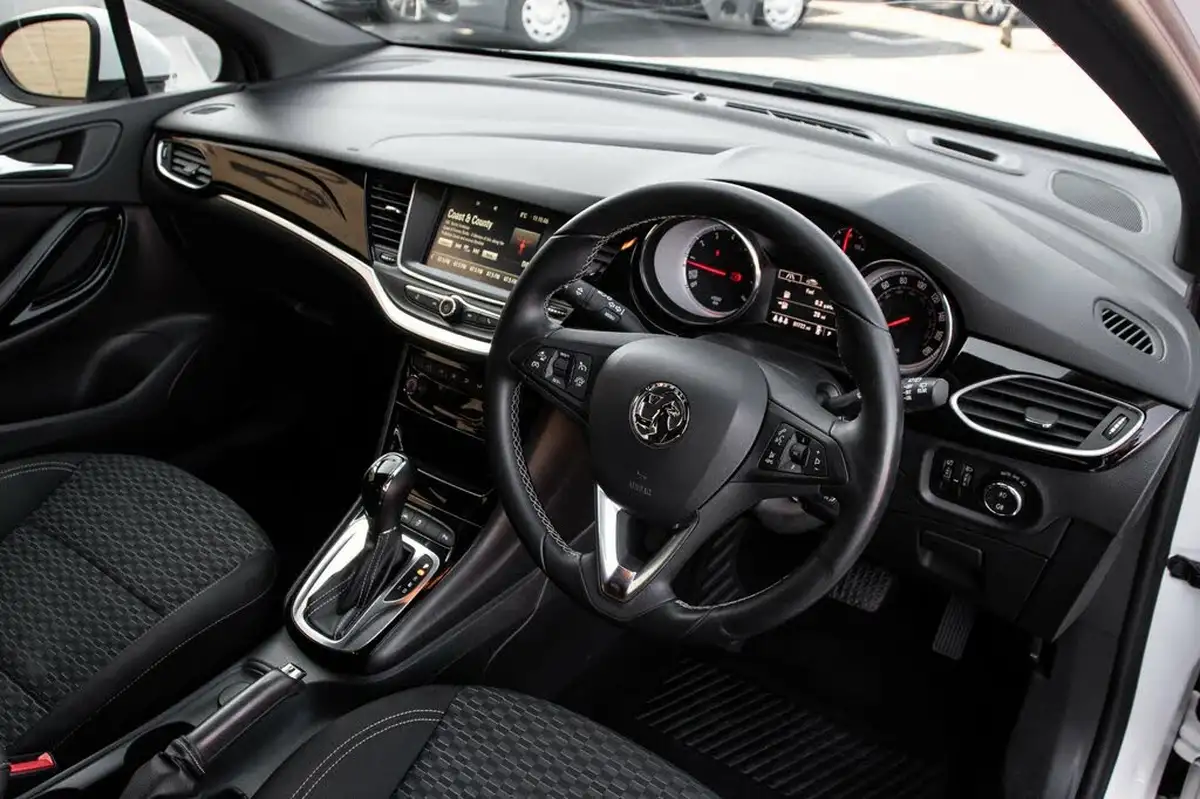 2016-vauxhall-astra-14i-16v-turbo-sri-150ps-ss-hatchback-auto-big-4