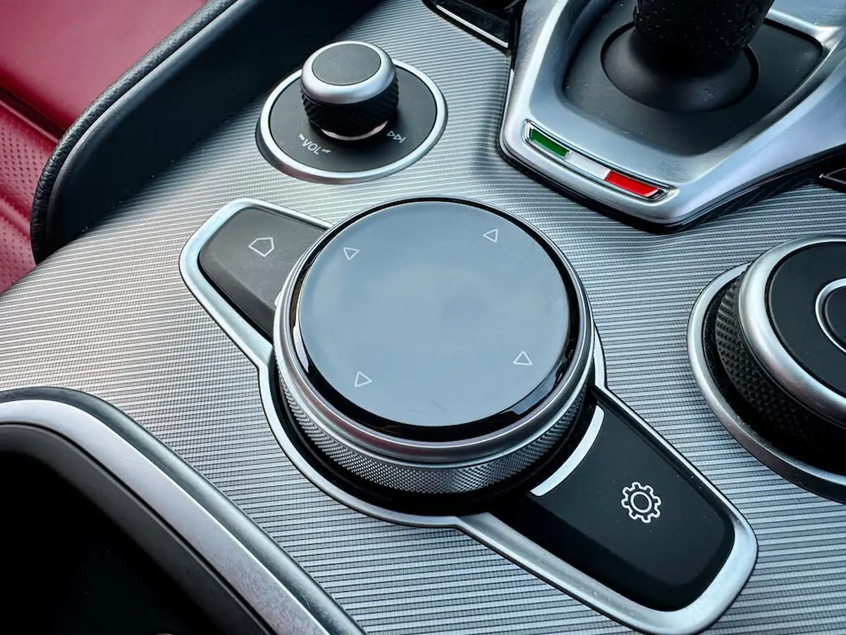 2023-alfa-romeo-giulia-20-veloce-big-33