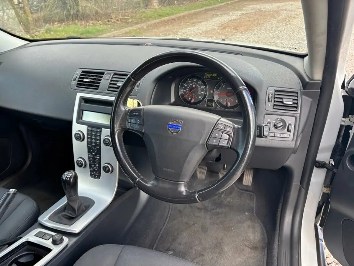 2011-volvo-c30-16d-d2-se-big-16