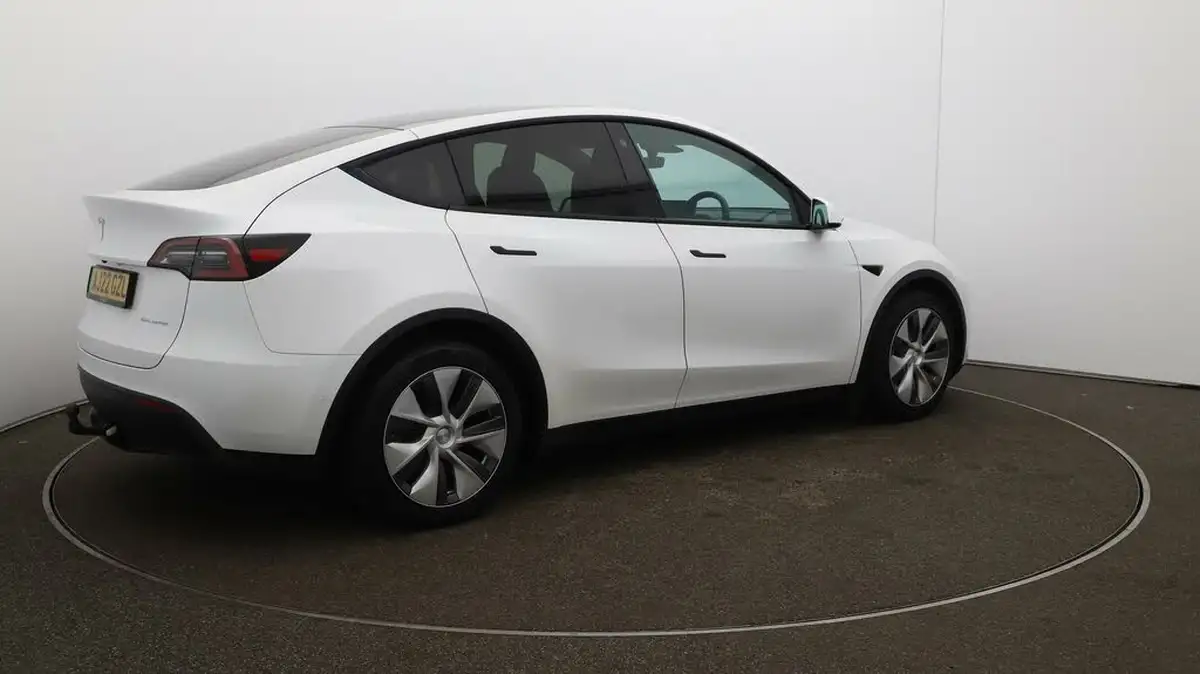2022-tesla-model-y-e-long-range-big-45