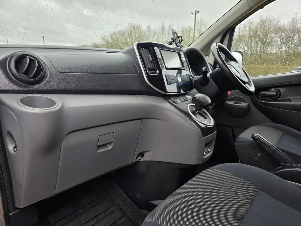 2017-nissan-env200-e-tekna-rapid-panel-van-big-25
