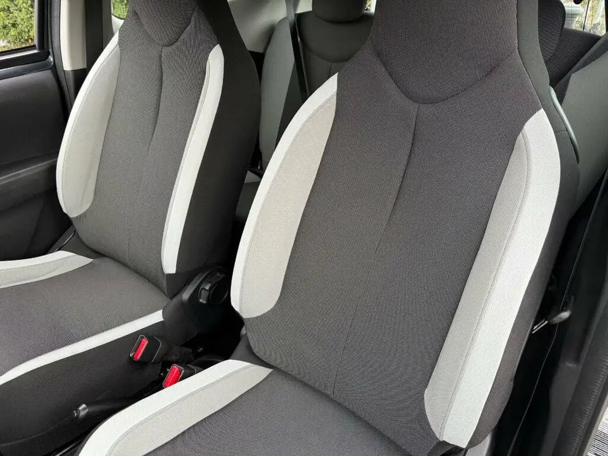 2015-toyota-aygo-10-vvt-i-x-play-3d-big-21
