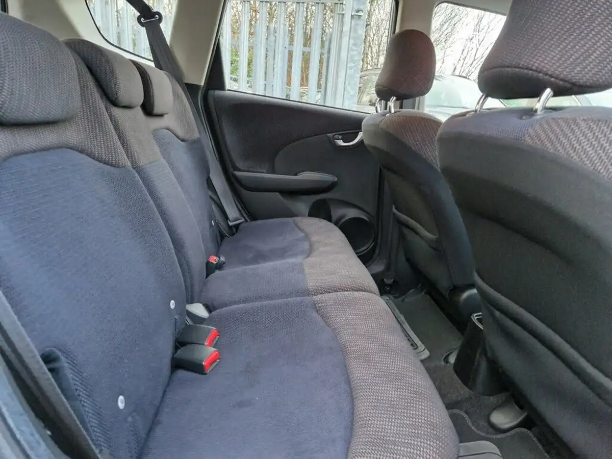 2011-honda-jazz-14-es-cvt-big-18