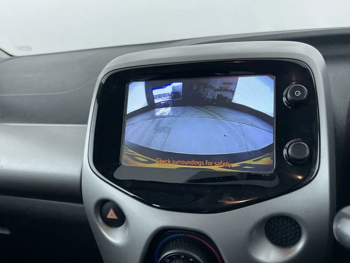 2016-toyota-aygo-10-vvt-i-x-play-68bhp-5d-big-39