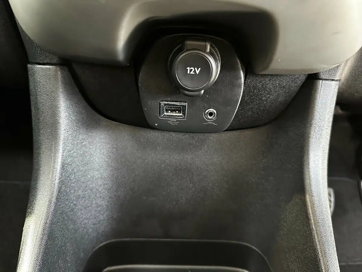 2014-citroen-c1-10-vti-airscape-feel-3d-big-39