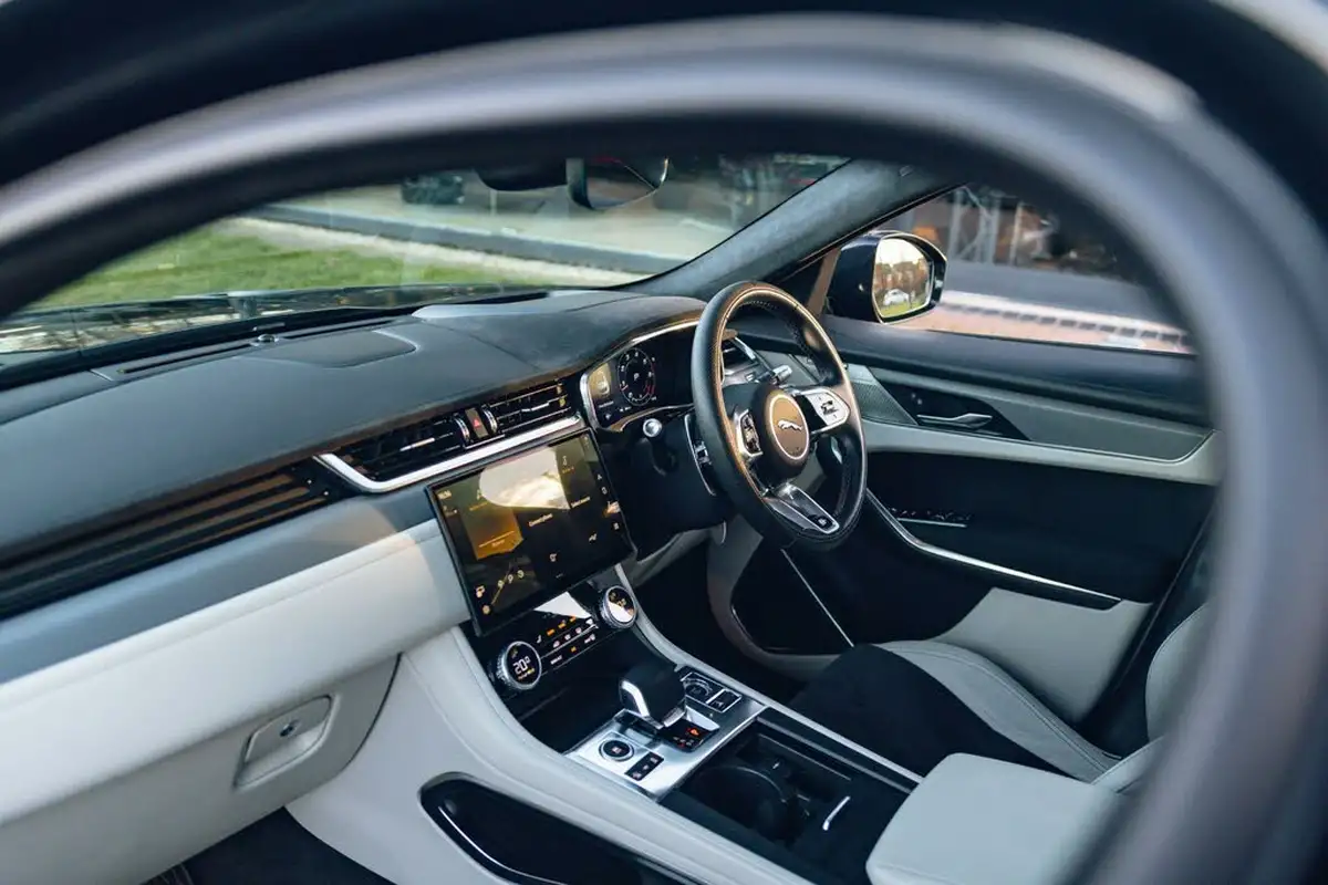 2021-jaguar-f-pace-50-v8-svr-big-30