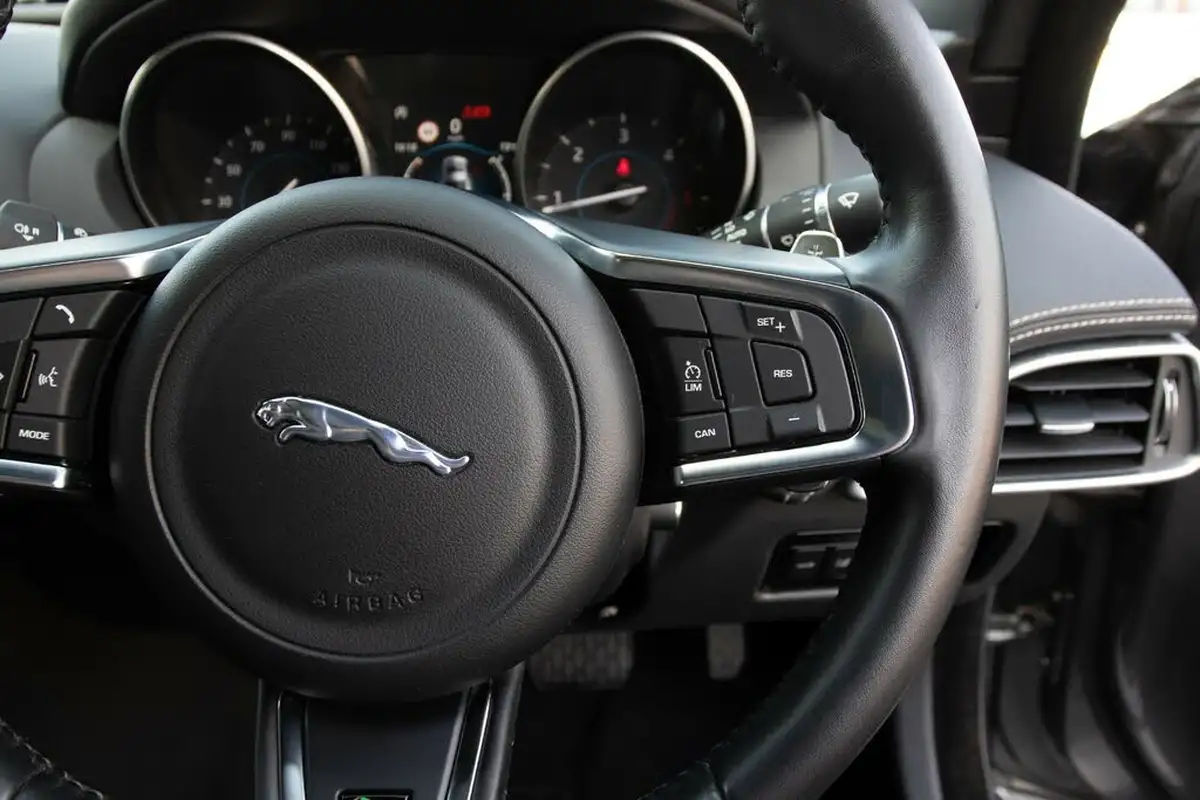 2017-jaguar-xe-20d-r-sport-180ps-ss-1999cc-auto-big-19