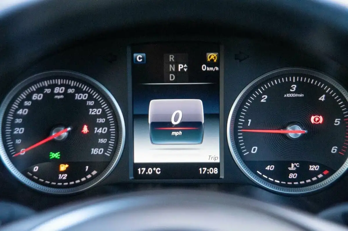 2018-mercedes-benz-glc-class-21d-glc220d-urban-edition-big-14