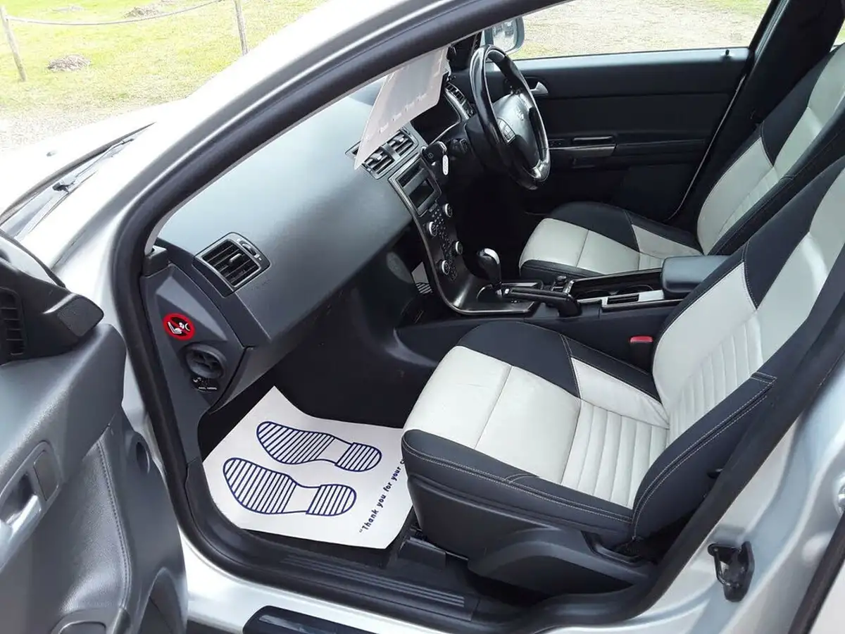 2011-volvo-v50-20td-r-design-d4-177ps-geartronic-big-16