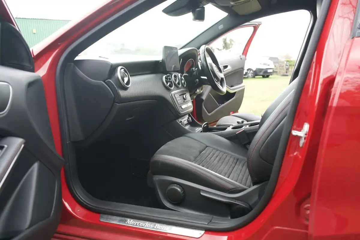 2016-mercedes-benz-a-class-21d-a200d-amg-line-136ps-premiumss-7g-dct-big-39