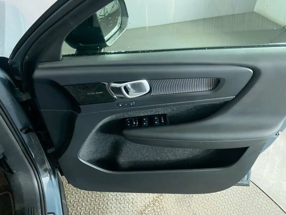2021-volvo-xc40-e-p8-first-edition-big-26