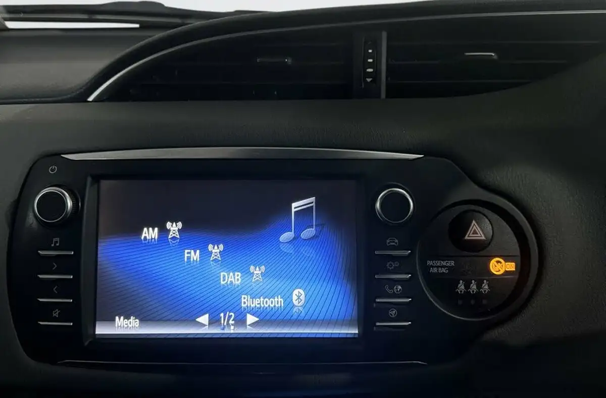 2020-toyota-yaris-15-vvt-i-icon-98bhp-hybrid-1497cc-e-cvt-big-19