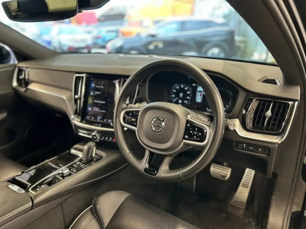 2021-volvo-v60-20-t6-r-design-340bhp-big-1