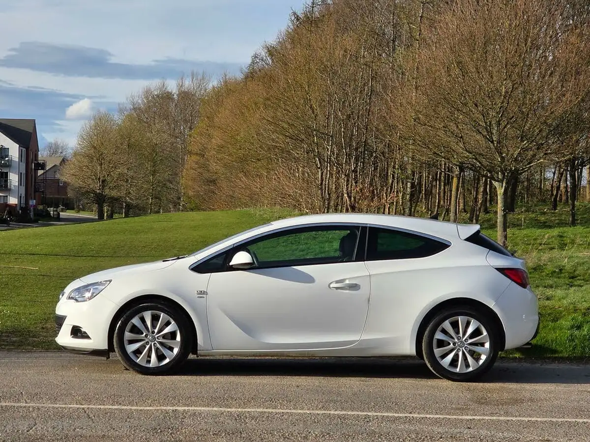 2013-vauxhall-astra-gtc-16-sri-180ps-big-5
