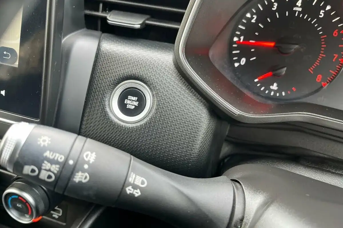 2020-renault-clio-10-sce-iconic-75bhp-big-33