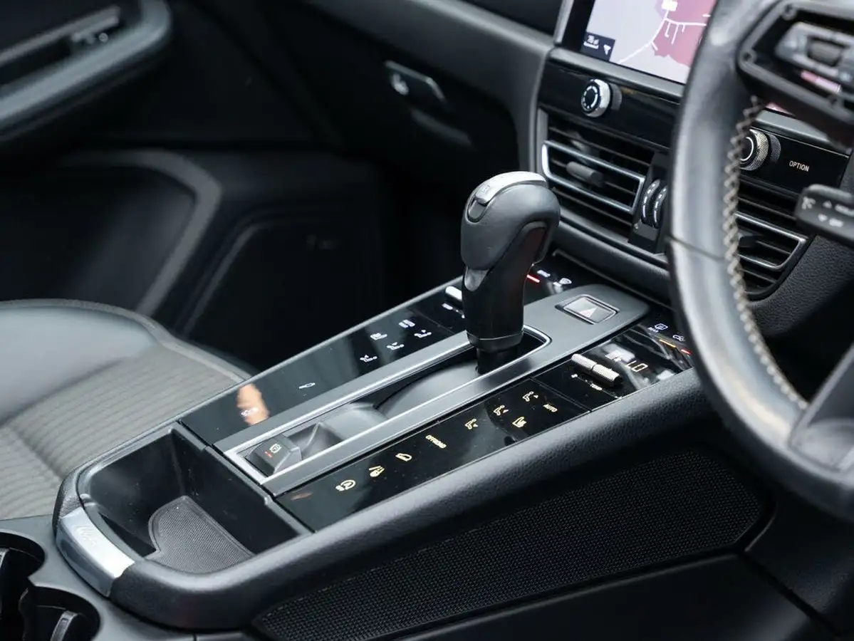 2022-porsche-macan-20-big-21