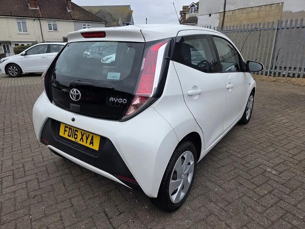 2016-toyota-aygo-10-vvt-i-x-play-68bhp-5d-big-6