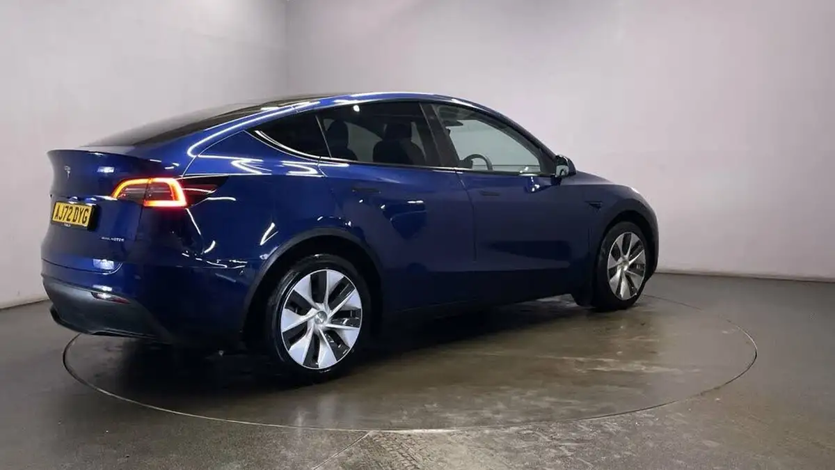 2022-tesla-model-y-e-long-range-big-7