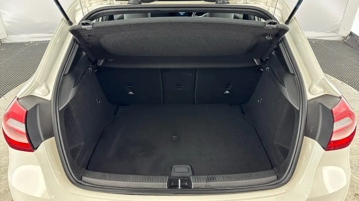 2022-mercedes-benz-a-class-20d-a180d-se-8g-dct-big-14