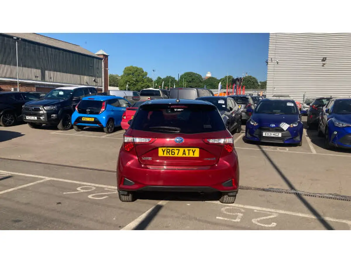2017-toyota-yaris-15-vvt-i-yellow-bi-tone-limited-edition-hybrid-big-18
