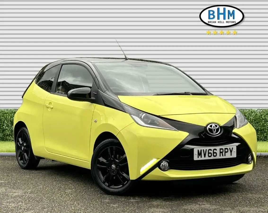 2016-toyota-aygo-10-vvt-i-x-cite-3-bi-tone-yellow-3d-big-0