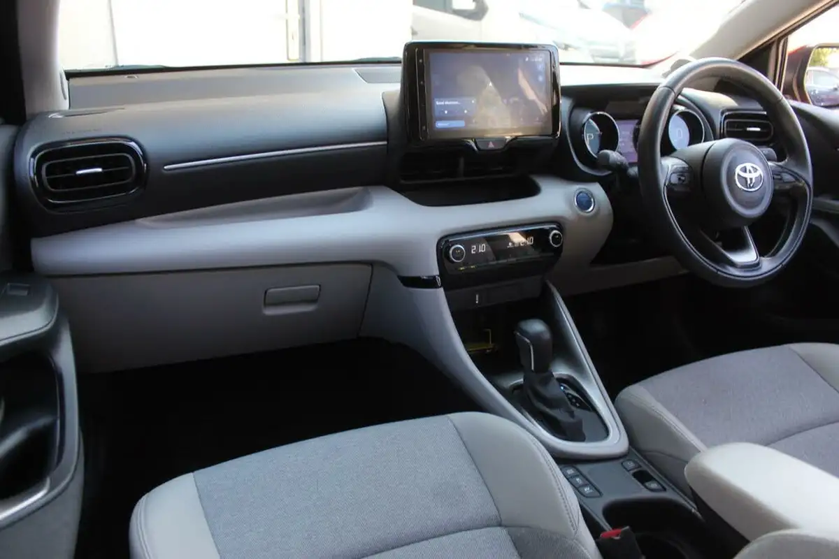 2022-toyota-yaris-cross-15-vvt-i-excel-city-packpan-roof-big-26