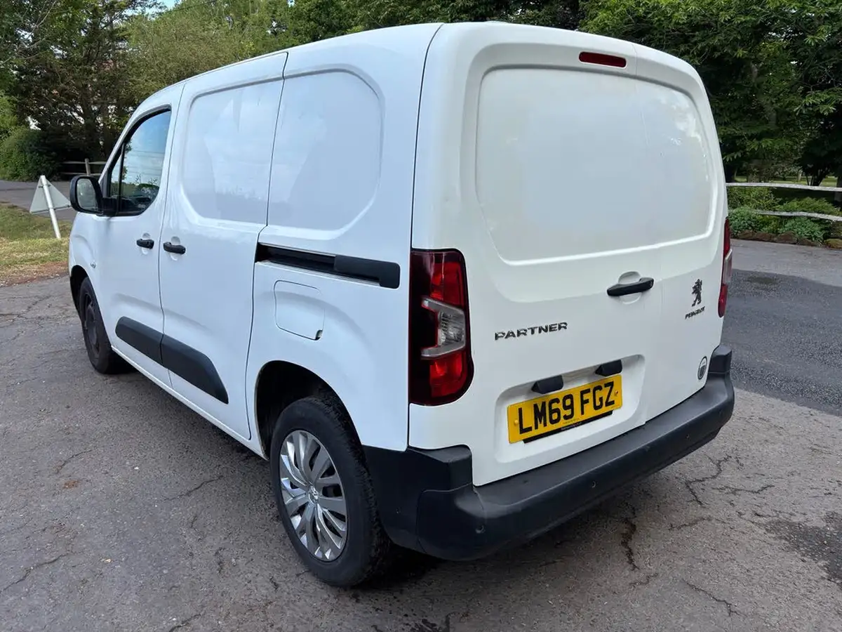 2019-peugeot-partner-15-bluehdi-1000-professional-100ps-eu6dt-panel-big-3