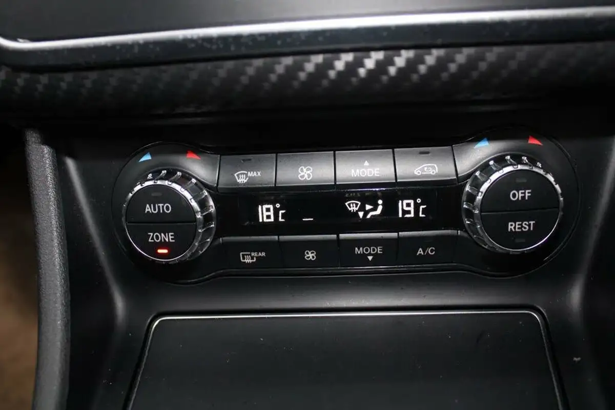 2017-mercedes-benz-a-class-21d-a200d-amg-line-premiumss-7g-dct-big-14