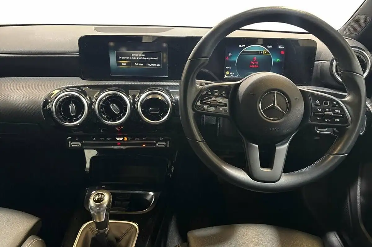 2020-mercedes-benz-a-class-13-a180-se-big-11
