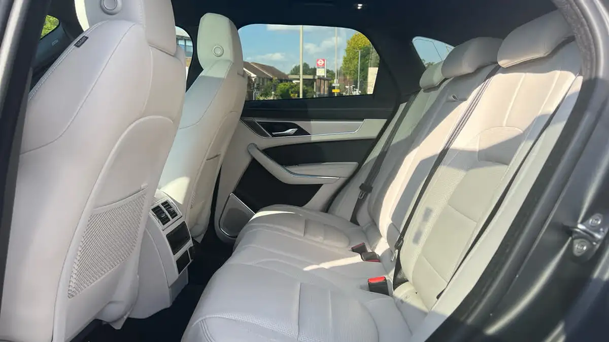 2023-jaguar-f-pace-20-d200-r-dynamic-se-black-big-3