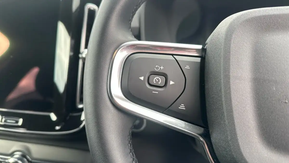 2024-volvo-xc40-20-b3-plus-big-29